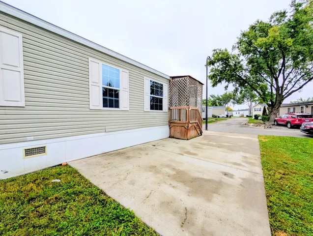 a view of backyard of the house