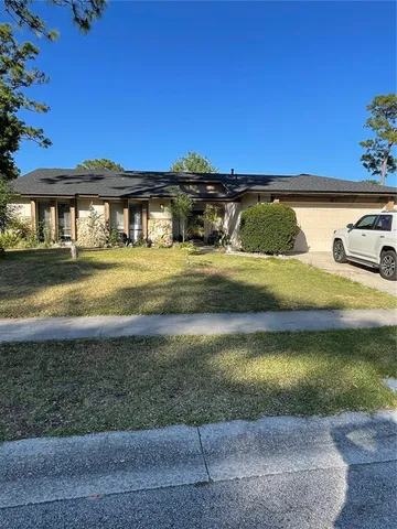 a view of a yard with a house
