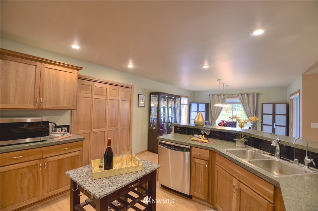 12431 Moes Road Southeast Rainier, WA 98576 - Photo 12 of 25 Gallery Image 12