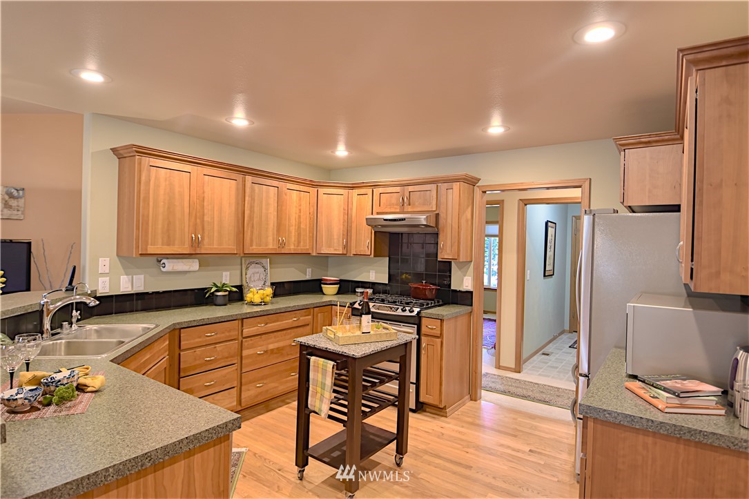 12431 Moes Road Southeast Rainier, WA 98576 - Photo 10 of 25 Gallery Image 10