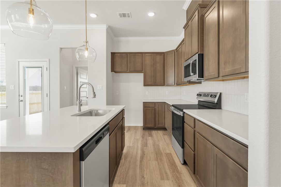 1919 Pinemont View Drive Bryan, TX 77807 - Photo 15 of 28 Kitchen