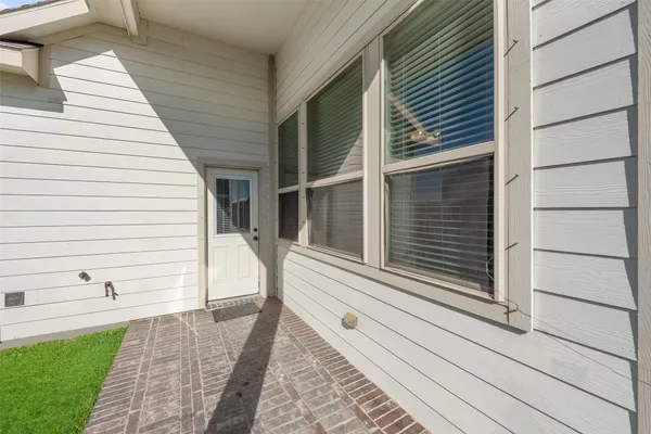 $2,400 | 204 Echo Brook Lane, Dickinson, TX 77539