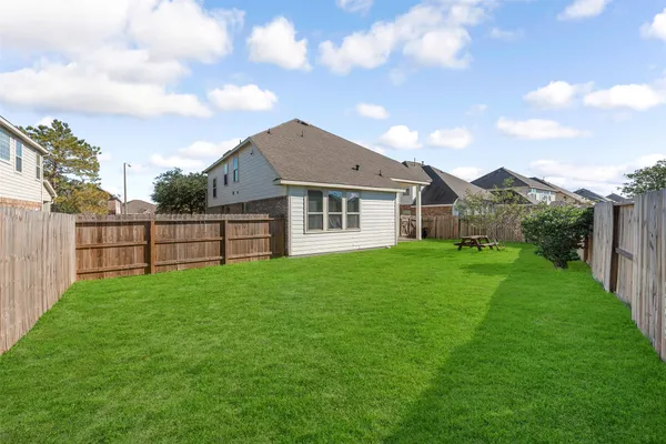 $2,400 | 204 Echo Brook Lane, Dickinson, TX 77539