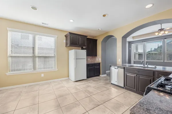 $2,400 | 204 Echo Brook Lane, Dickinson, TX 77539