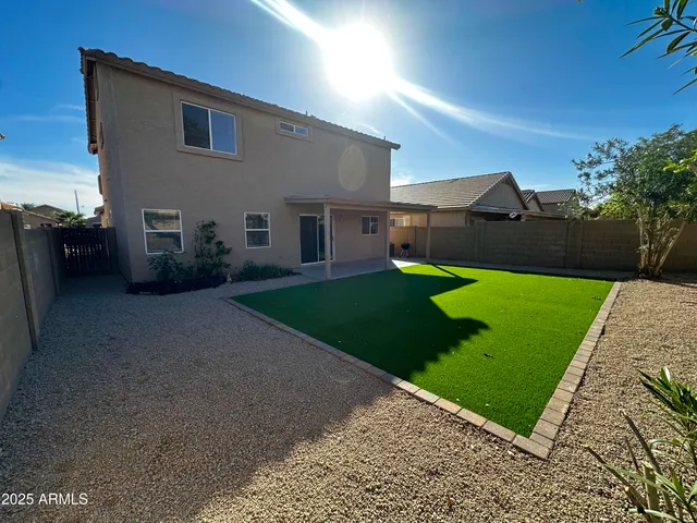 a view of a backyard