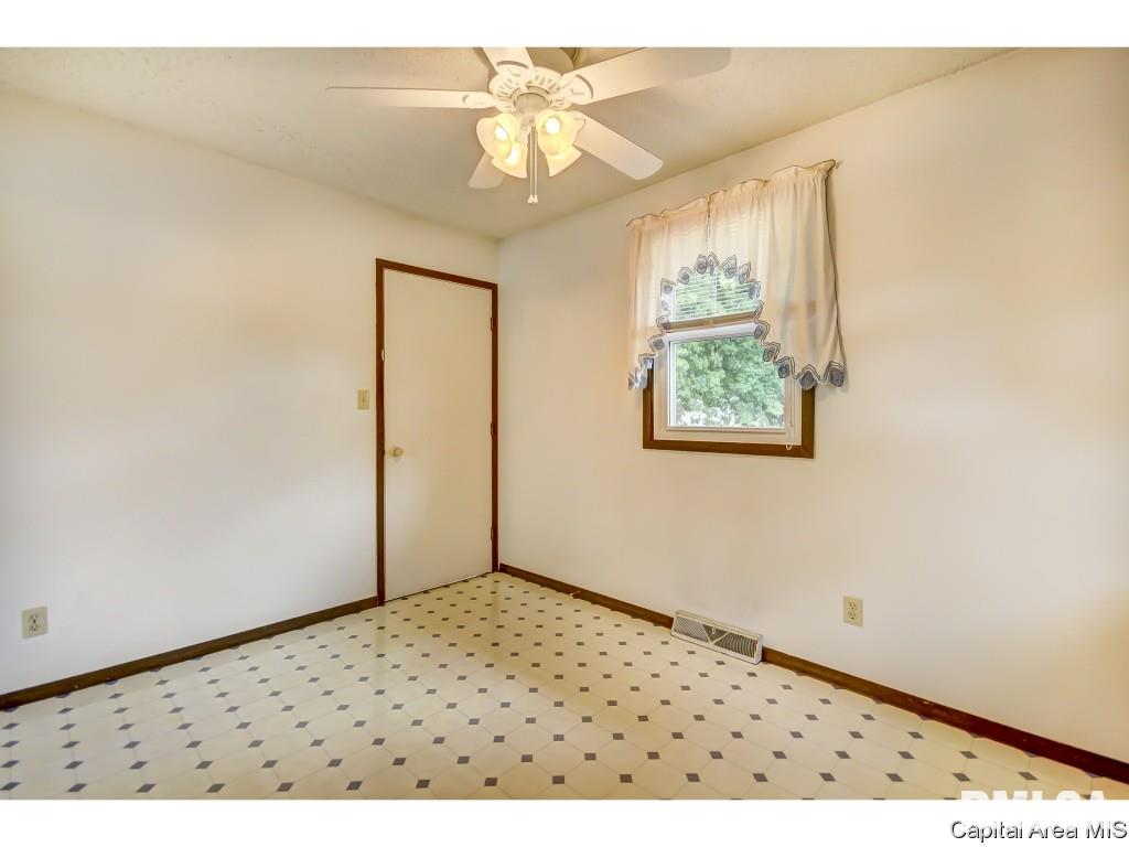 3029 Selkirk Road Springfield, IL 62702 - Photo 8 of 36