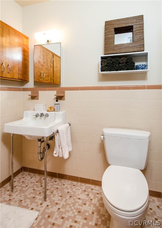 5013 Devonshire Road Richmond, VA 23225 - Photo 11 of 20 The half bathroom off the master bedroom has ceram