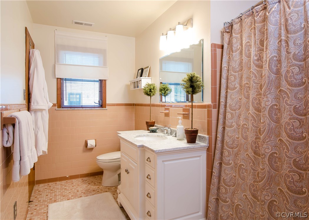 5013 Devonshire Road Richmond, VA 23225 - Photo 15 of 20 The large hall bathroom has ceramic tile flooring,