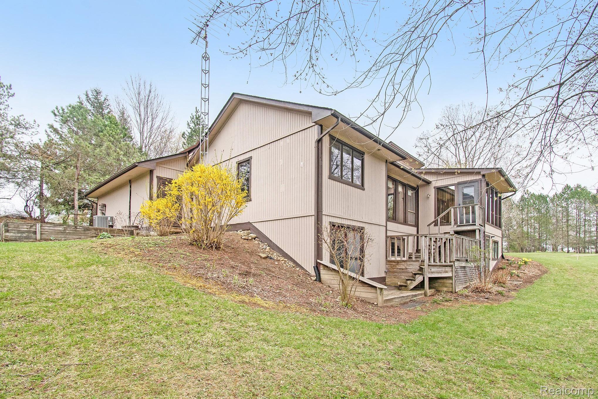 1655 Gray Road Lapeer, MI 48446 - Photo 4 of 36 210412 Brennan 1655 Gray Road_48.jpg