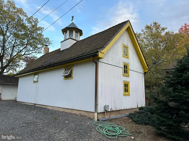 a view of a house with backyard