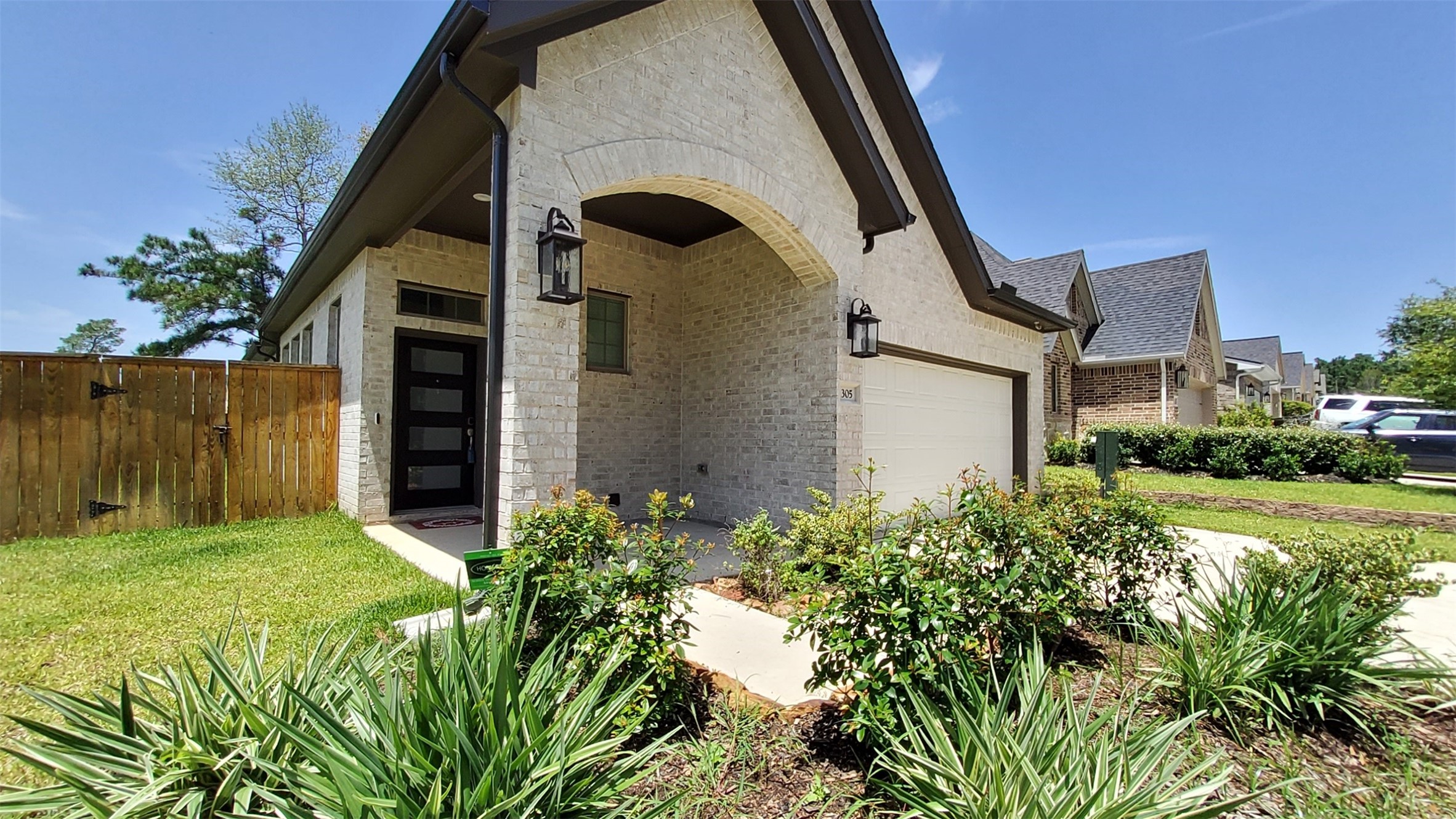 305 Rise Lane Montgomery, TX 77316 - Photo 2 of 39