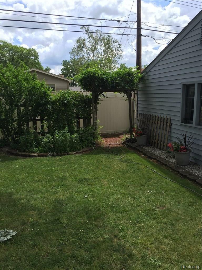 2983 Grange Road Trenton, MI 48183 - Photo 3 of 34 IMG_1907.JPG
