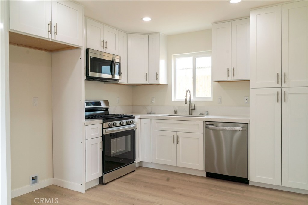 9426 Indiana Avenue Riverside, CA 92503 - Photo 5 of 26 Kitchen