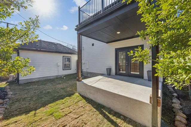 a spacious bathroom with a granite countertop garden