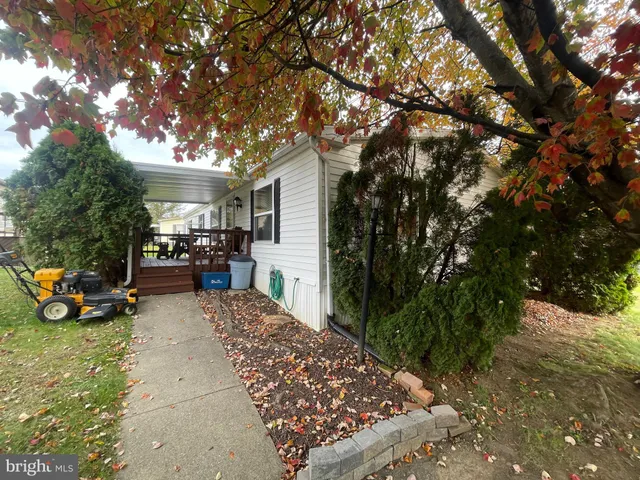 a view of a yard with cars parked