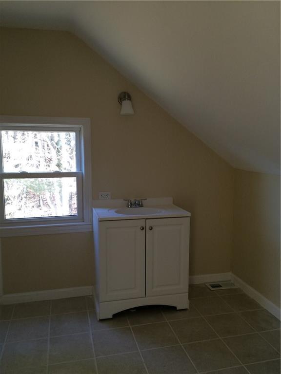 9 Burgess Farm Road Freeport, ME 04032 - Photo 18 of 20 2nd floor full bathroom.