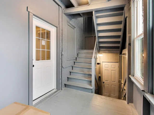 $1,950 | 4213 West Roscoe Street, Unit 1, Chicago, IL 60641