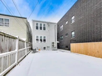 $1,950 | 4213 West Roscoe Street, Unit 1, Chicago, IL 60641