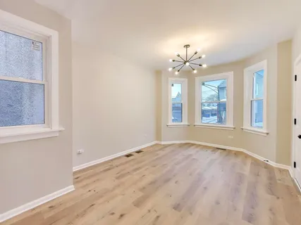 $1,950 | 4213 West Roscoe Street, Unit 1, Chicago, IL 60641