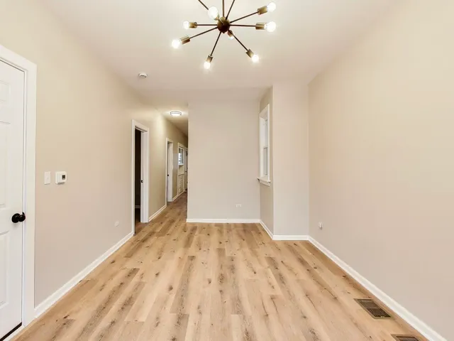 $1,950 | 4213 West Roscoe Street, Unit 1, Chicago, IL 60641