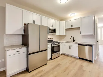 $1,950 | 4213 West Roscoe Street, Unit 1, Chicago, IL 60641