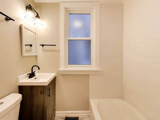 $1,950 | 4213 West Roscoe Street, Unit 1, Chicago, IL 60641