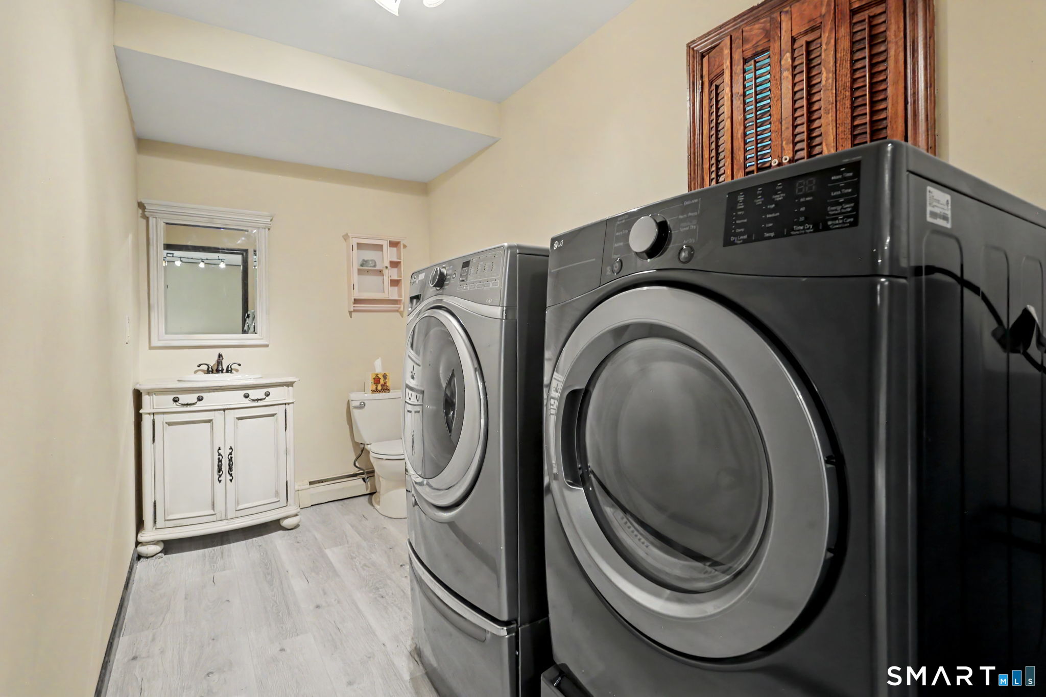 2010 Old Town Road Trumbull, CT 06611 - Photo 33 of 35 Large LL Bath with Laundry
