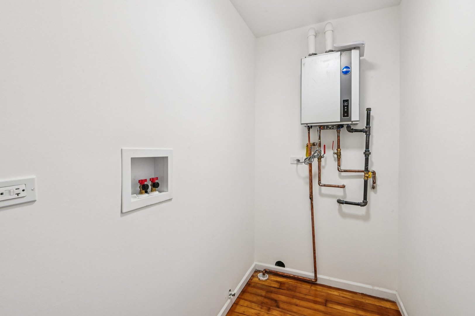 608 Whitley Avenue Joliet, IL 60433 - Photo 27 of 38 a room with a door and mirror