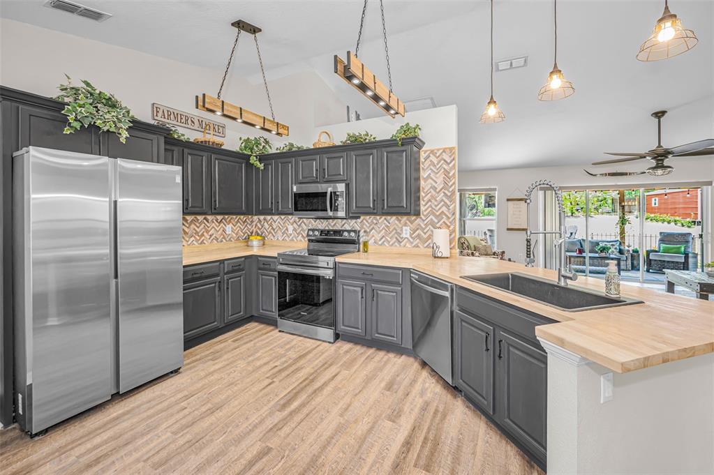 12123 Fulmar Road Weeki Wachee, FL 34614 - Photo 15 of 81