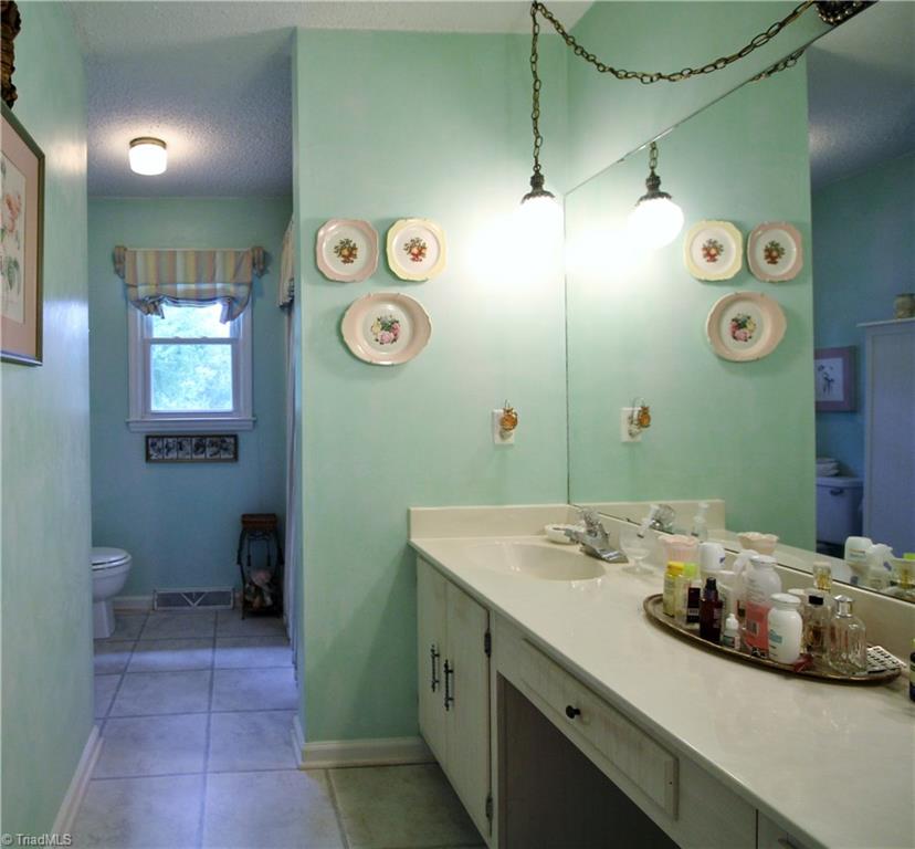 3418 Edgefield Road Greensboro, NC 27409 - Photo 12 of 21 Gallery Image 12