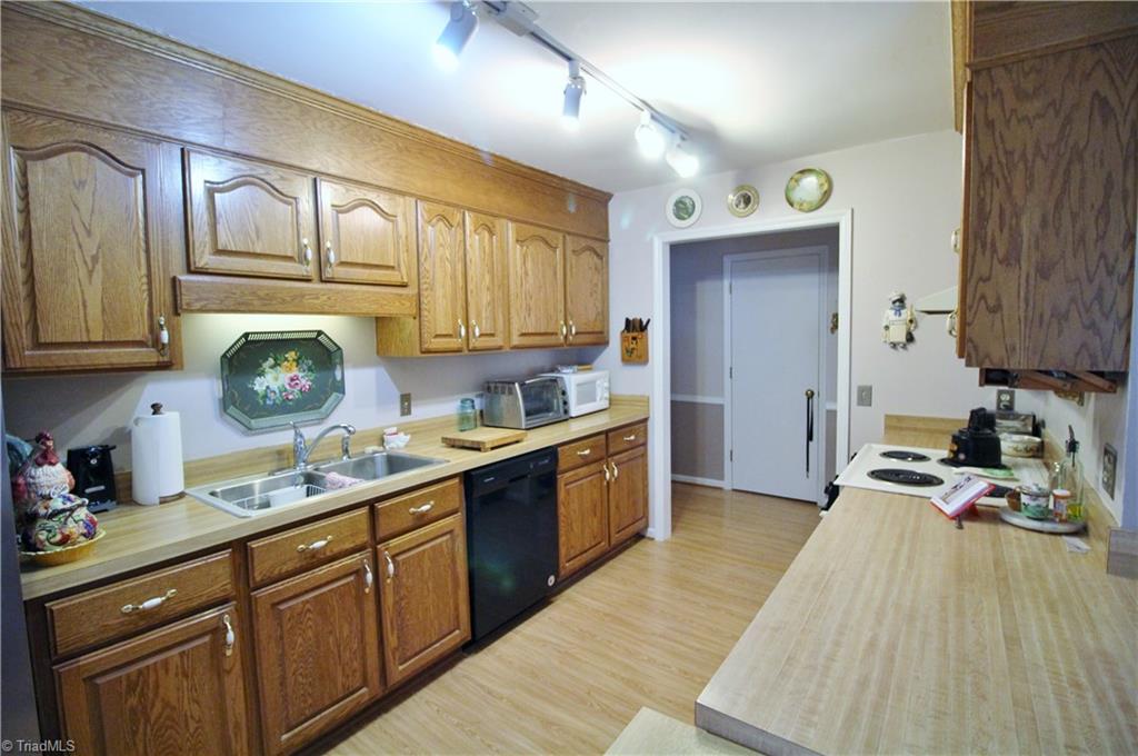 3418 Edgefield Road Greensboro, NC 27409 - Photo 8 of 21 Gallery Image 8