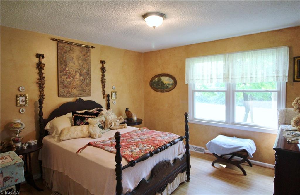 3418 Edgefield Road Greensboro, NC 27409 - Photo 9 of 21 Gallery Image 9