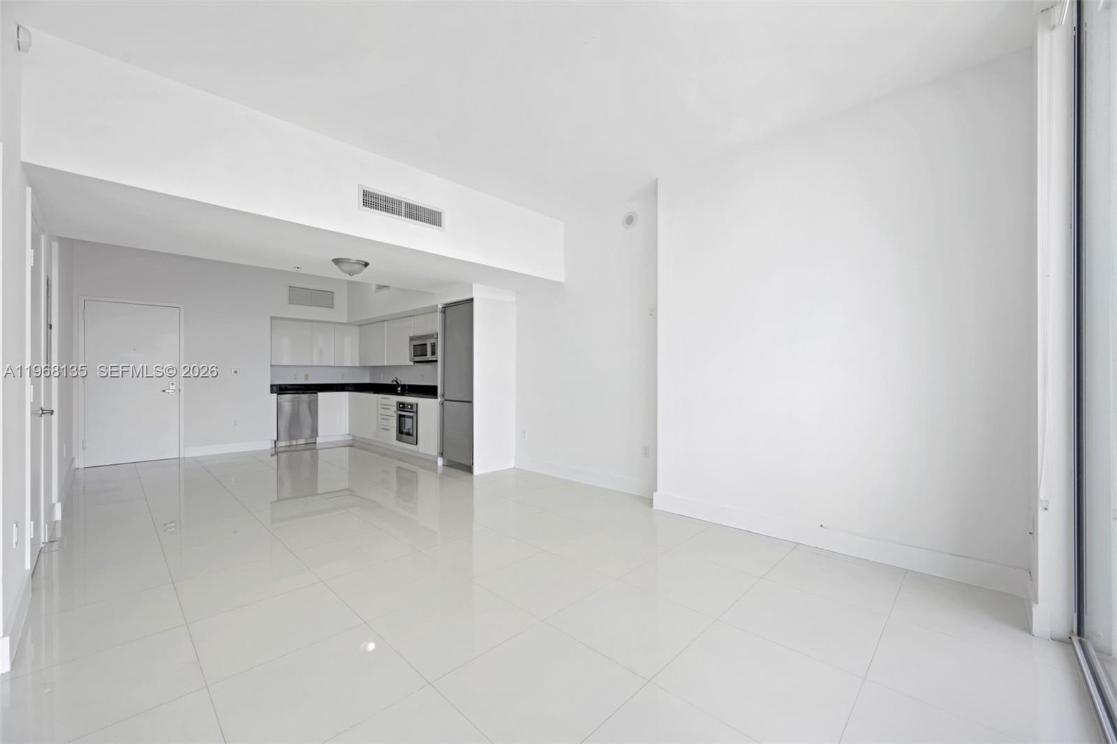 92 Southwest 3rd Street, Unit 5109 Miami, FL 33130 - Photo 6 of 27 an empty room with a kitchen