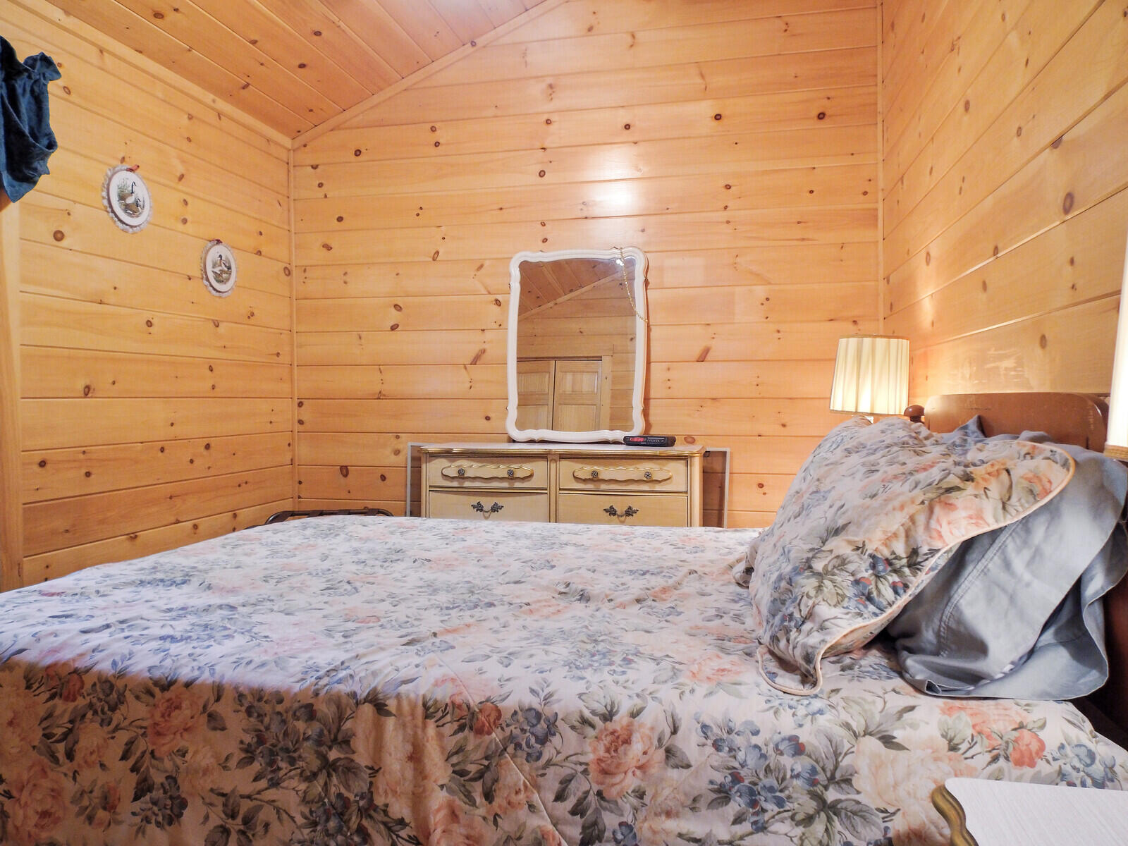 1972 Main Street Rangeley, ME 04970 - Photo 26 of 56 Guest Room 1