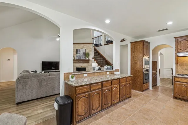 a view of a house with backyard and garden