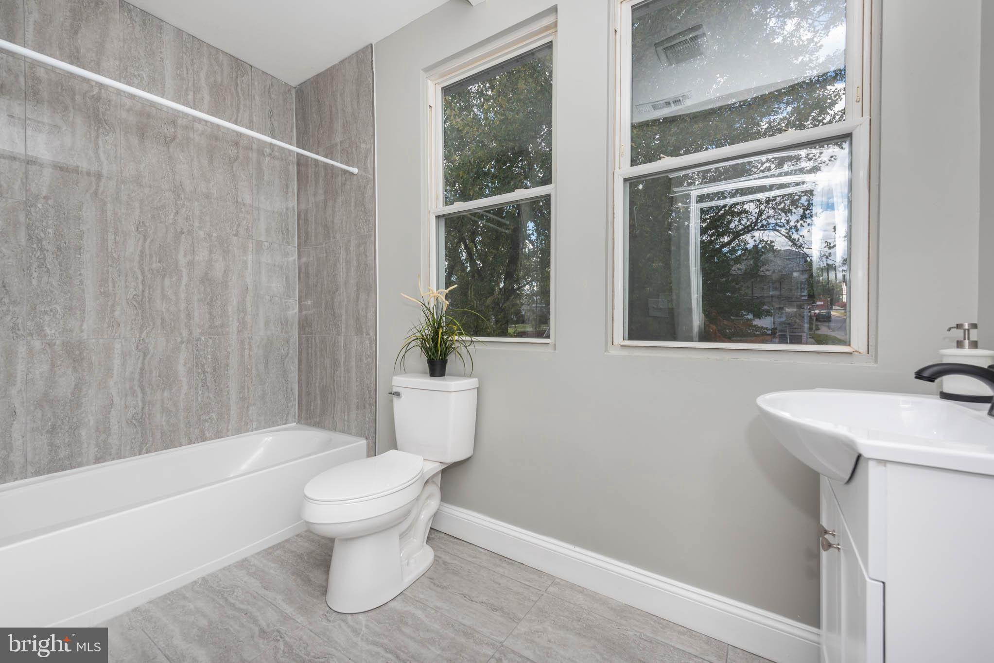 4001 Ridgecroft Road Baltimore, MD 21206 - Photo 20 of 35 a bathroom with a toilet a sink and a bathtub
