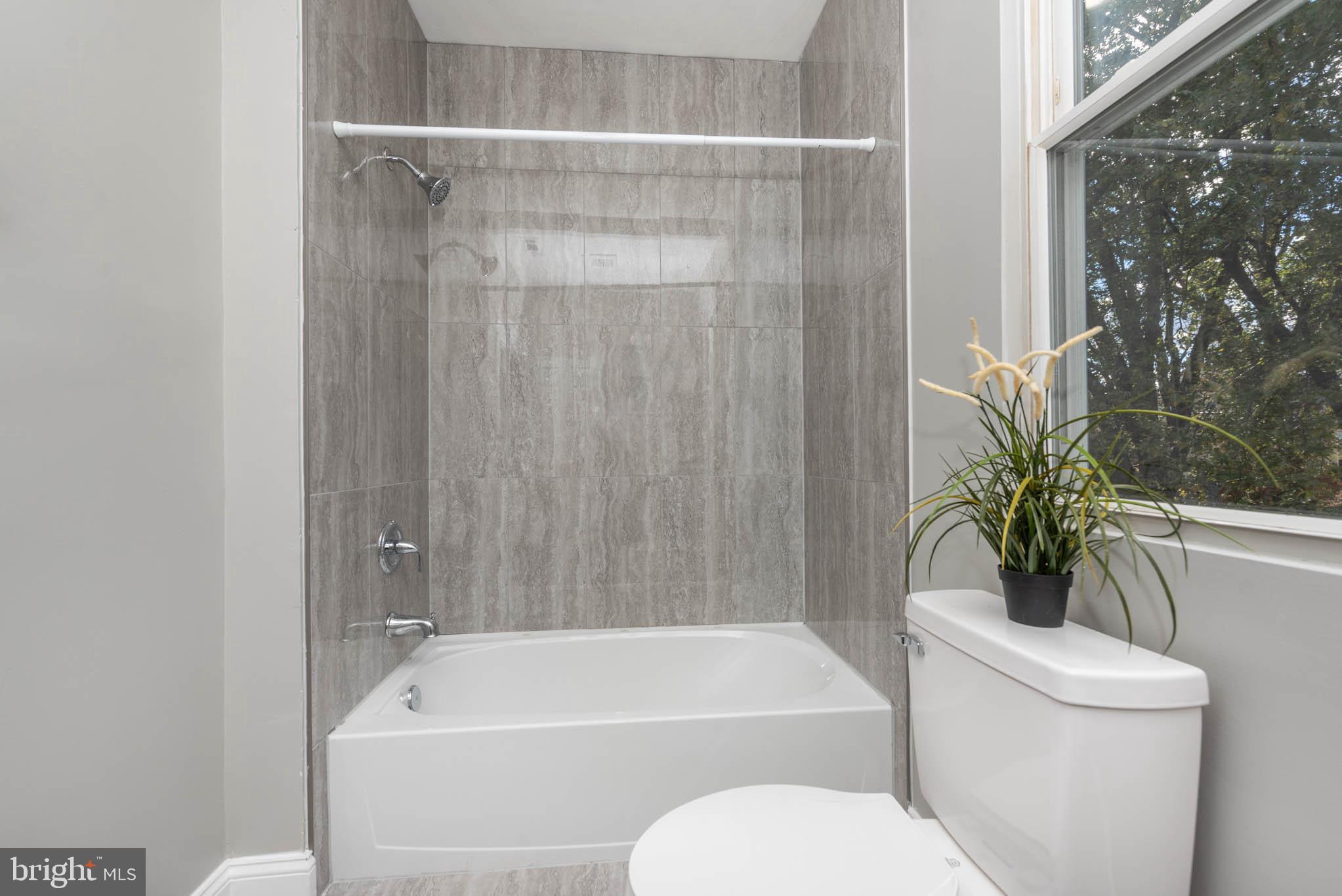 4001 Ridgecroft Road Baltimore, MD 21206 - Photo 21 of 35 a bathroom with a toilet a sink and bathtub