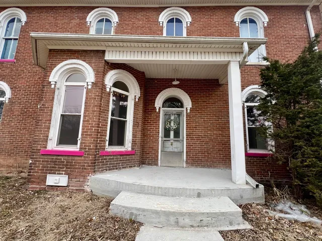 $159,900 | 137 Buena Vista Street, Kansas, IL 61933