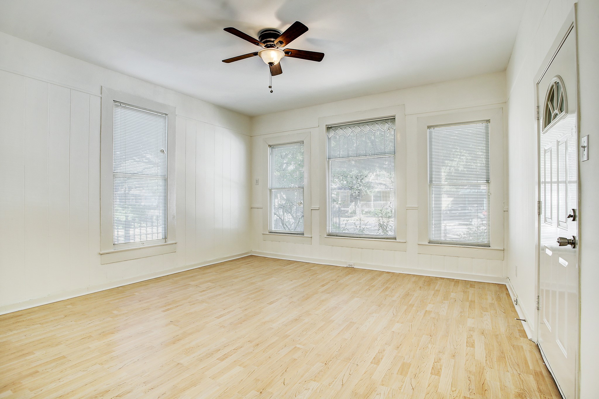 1127 Yale Street, Unit B Houston, TX 77008 - Photo 3 of 14 a view of an empty room with a window