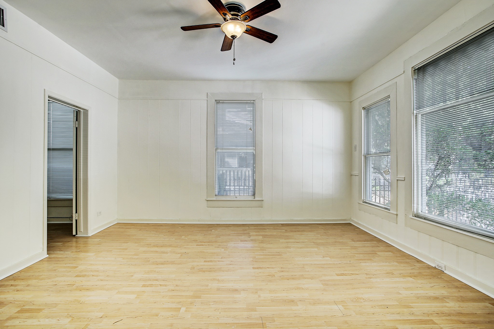 1127 Yale Street, Unit B Houston, TX 77008 - Photo 5 of 14 a view of an empty room with a window