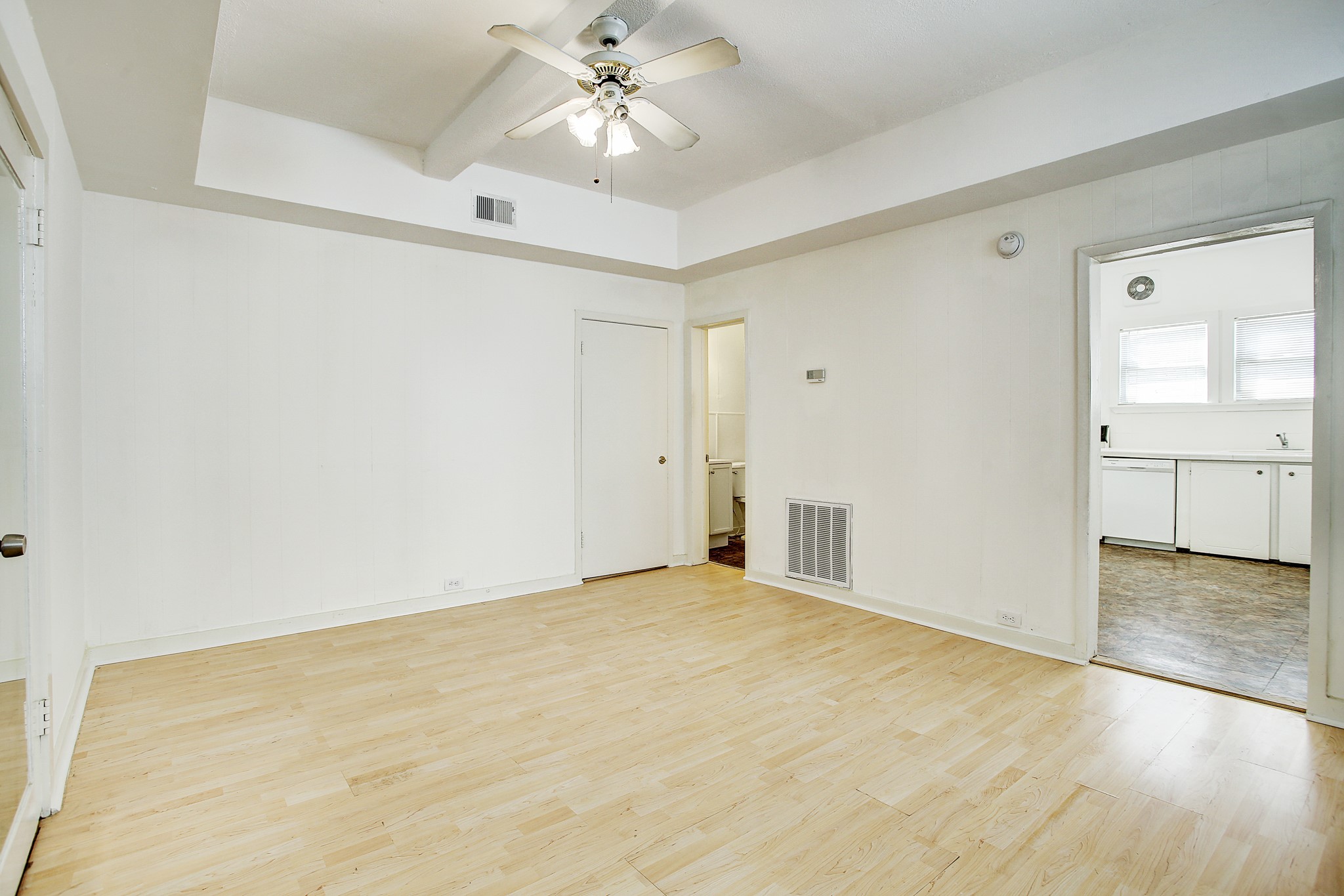 1127 Yale Street, Unit B Houston, TX 77008 - Photo 7 of 14 a view of an empty room
