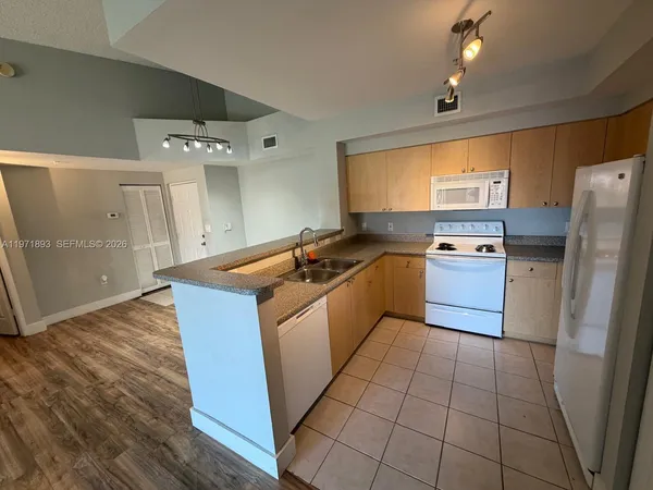 $1,950 | 7930 North Nob Hill Road, Unit 304, Tamarac, FL 33321