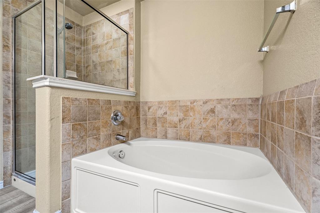 4024 Mantis Street Fort Worth, TX 76106 - Photo 13 of 27 a bathroom with a bathtub