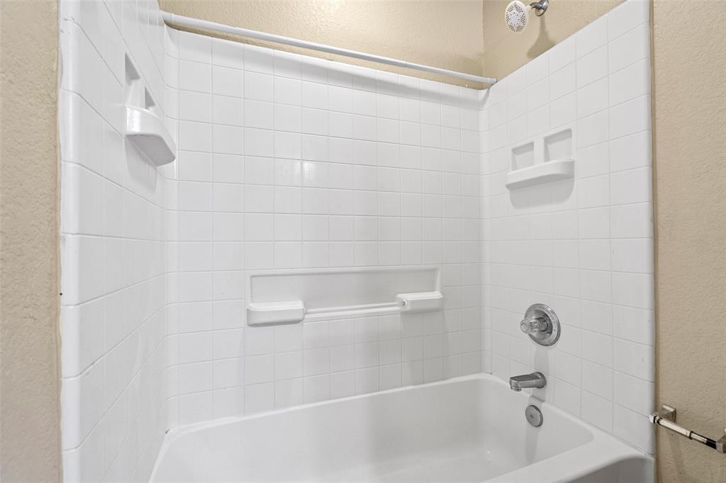 4024 Mantis Street Fort Worth, TX 76106 - Photo 17 of 27 a bathroom with a bathtub
