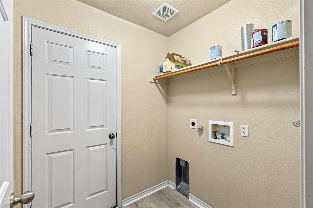 4024 Mantis Street Fort Worth, TX 76106 - Photo 22 of 27 a view of a closet