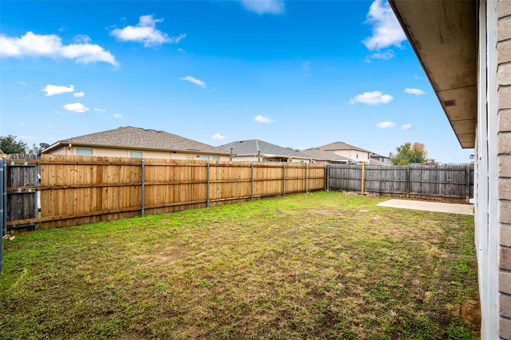 4024 Mantis Street Fort Worth, TX 76106 - Photo 26 of 27 a view of a backyard