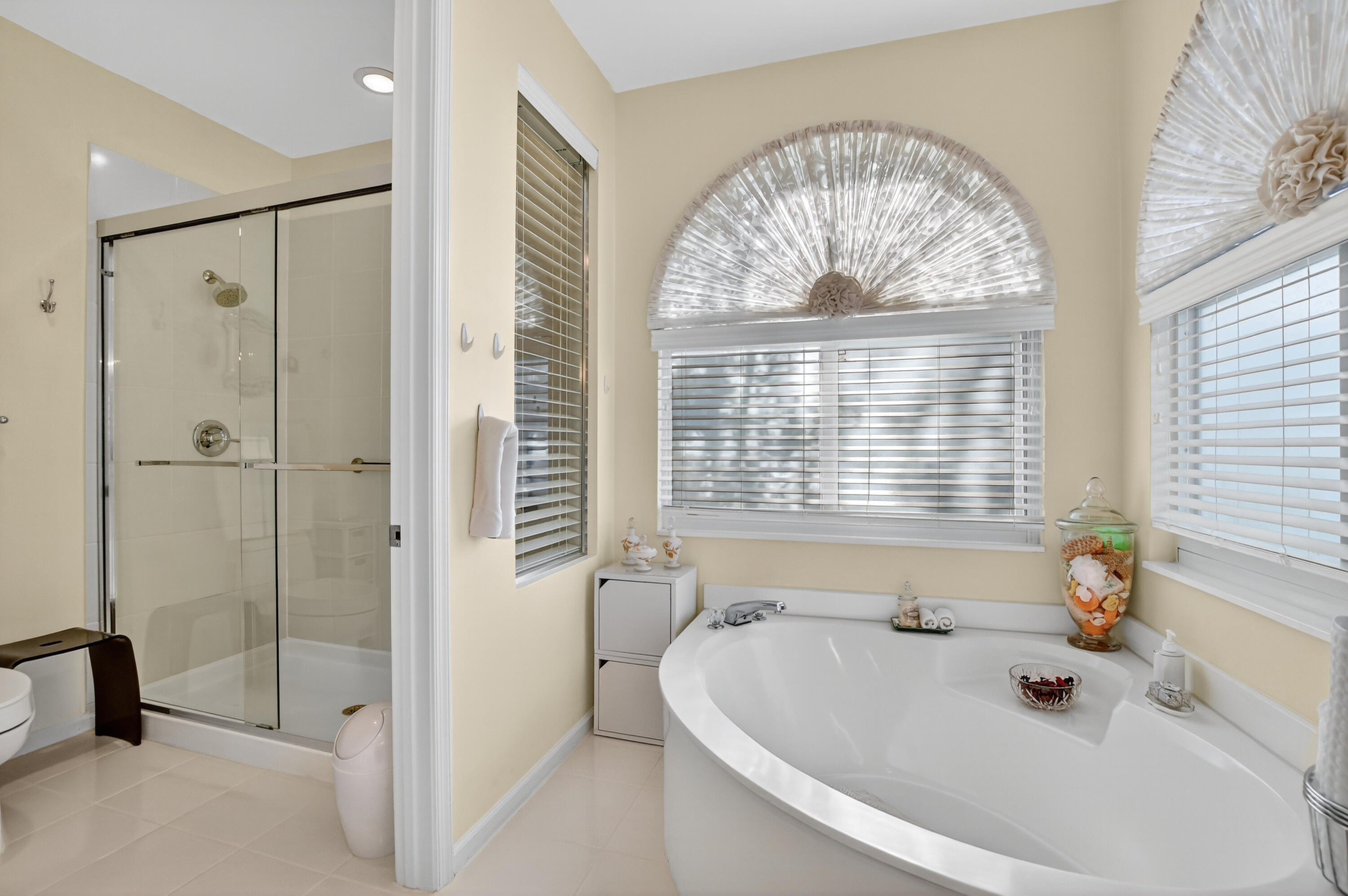 20220 Boca W Drive, Unit 202 Boca Raton, FL 33434 - Photo 31 of 129 a bathroom with a tub and a large window