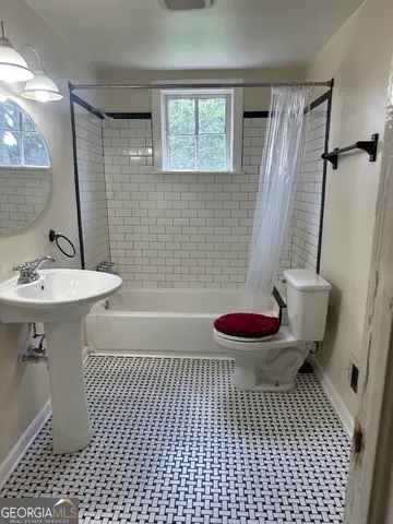 $975 | 1872 Dunlap Avenue, Unit UPSTAIRS, East Point, GA 30344