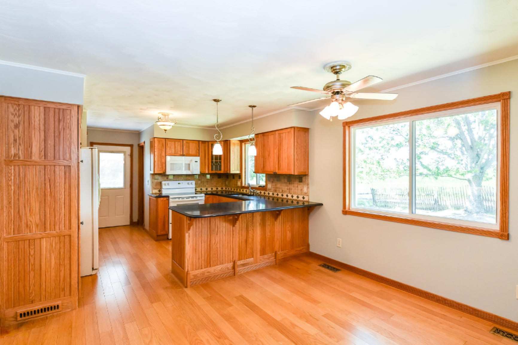 10700 South Wright Road Eagle, MI 48822 - Photo 15 of 64 Dining Area/Kitchen