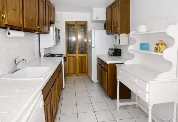 $399,900 | 280 Brettonwoods Drive, Coram, NY 11727